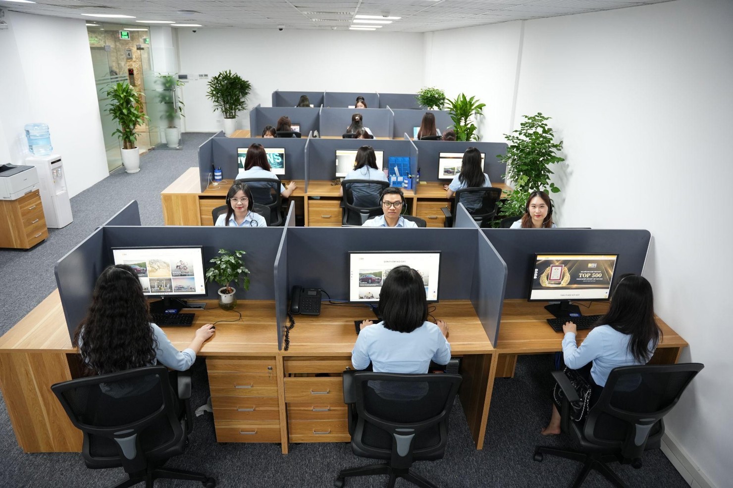 Trung tâm Call Center của Bảo hiểm BSH hoạt động 24/7 hỗ trợ khách hàng.