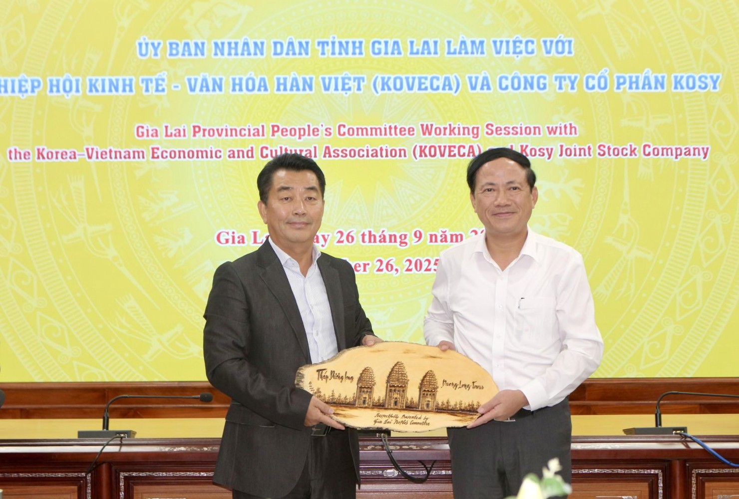 Chủ tịch UBND tỉnh Gia Lai Phạm Anh Tuấn (bên phải) làm việc với nhà đầu tư Hàn Quốc. Ảnh: VP