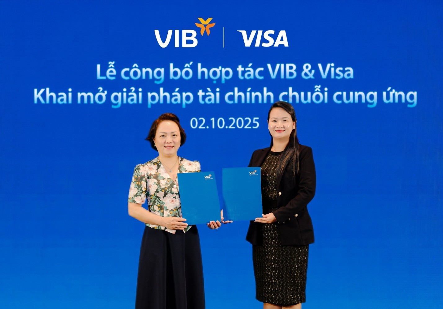 Bà Tường Nguyễn - Phó Tổng Giám đốc VIB và bà Đặng Tuyết Dung, Giám đốc Visa Việt Nam và Lào. Ảnh: VIB