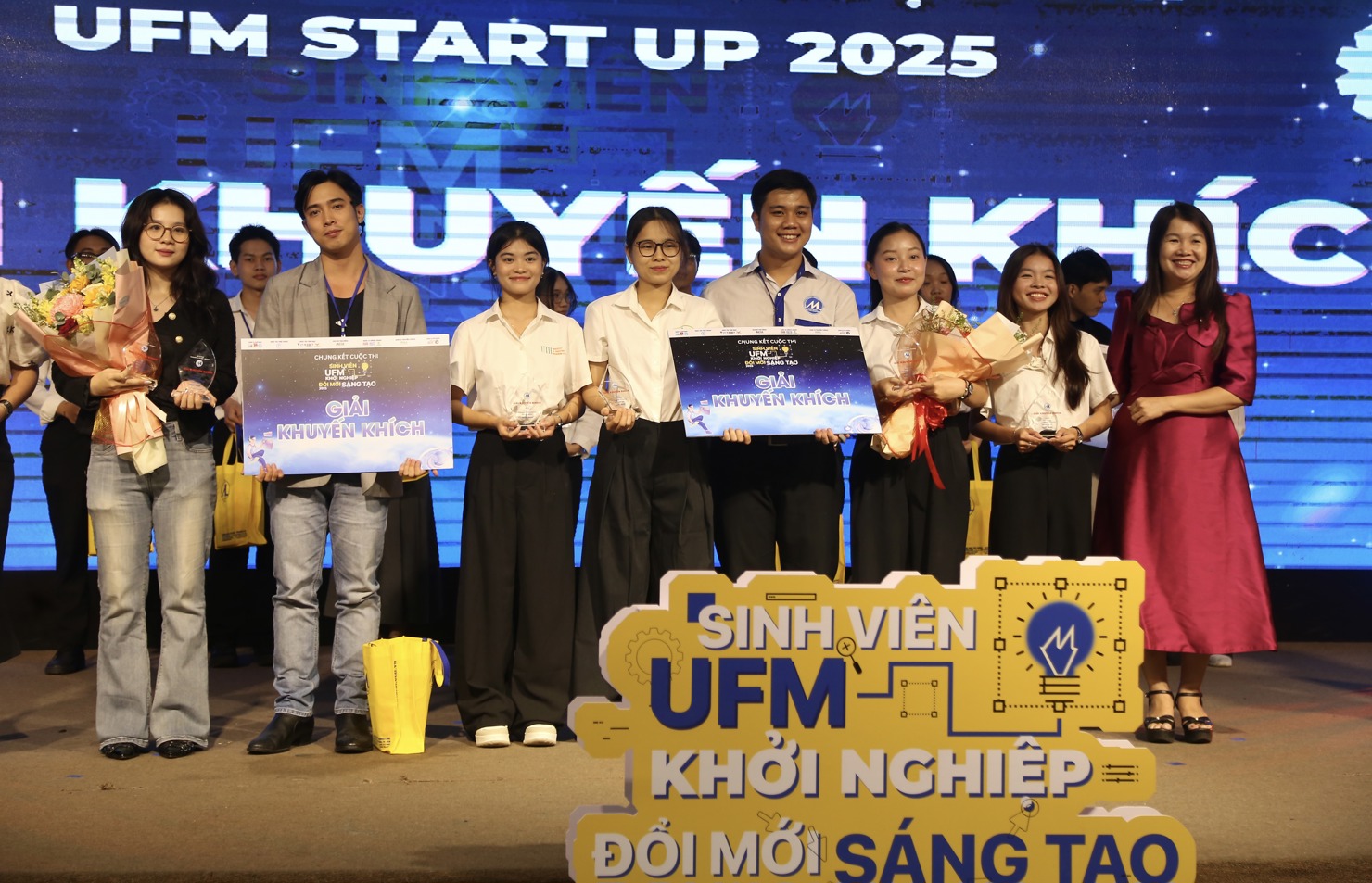 2 giải Khuyến khích thuộc về Dự án “Thương mại hóa mô hình dịch vụ phục hồi san hô” của đội Rebrirth và Dự án “Mini Carbon Creadit Wallet” của đội Canex. Ảnh: Lê Văn