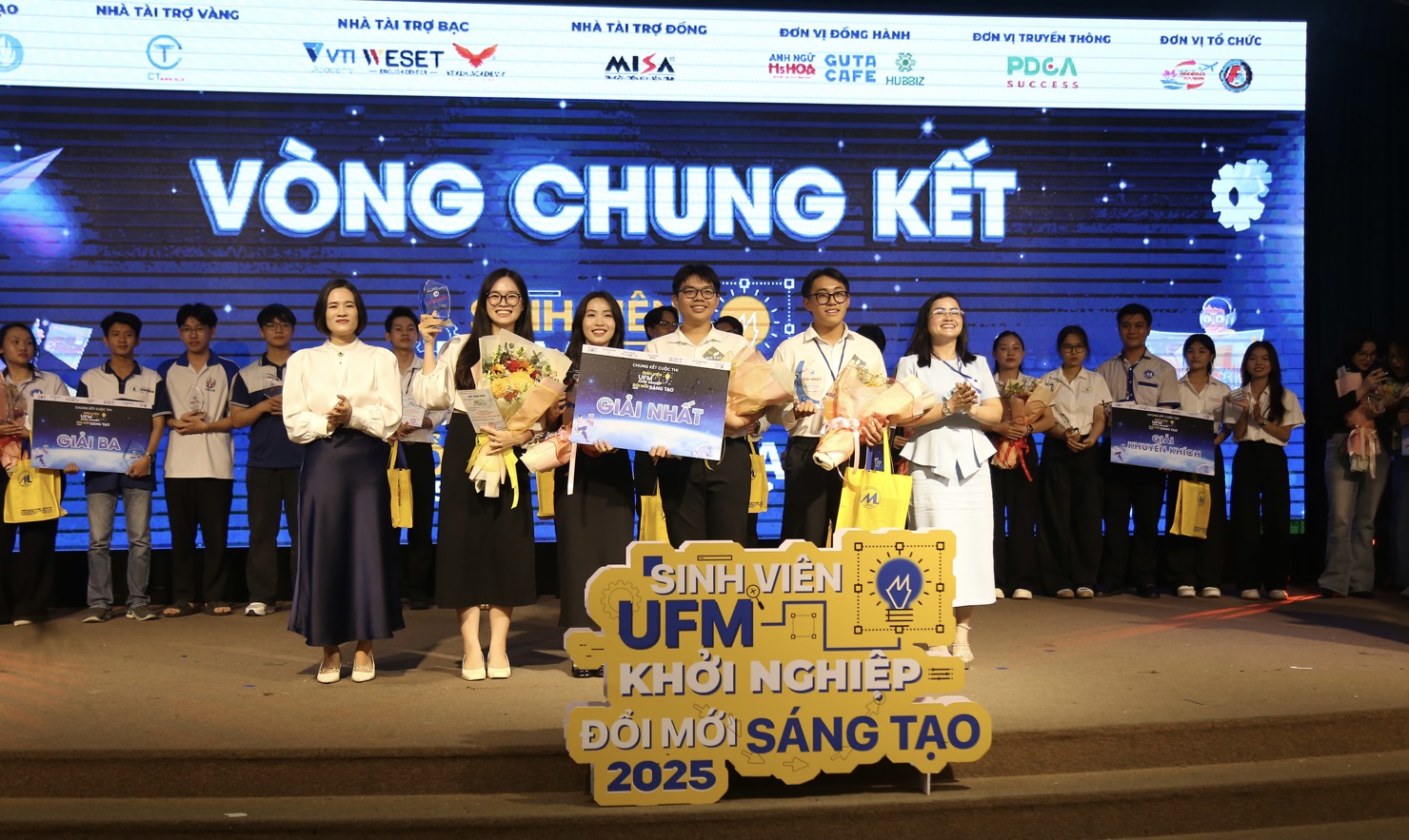 Ban tổ chức trao giải Nhất cho Dự án “Chậu mềm phân hủy và viên nén dinh dưỡng” của đội Bio Pot. Ảnh: Lê Văn 
