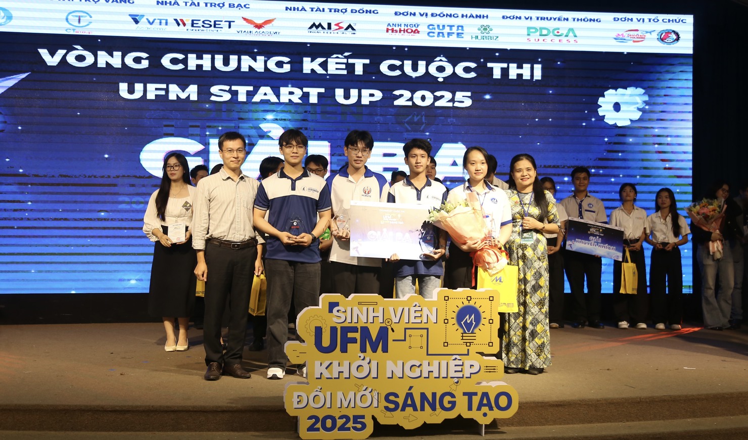 Giải Ba thuộc về Dự án “Giải pháp tích hợp AI + lot trong chăn nuôi chim cút” của đội QuailCare AI. Ảnh: Lê Văn