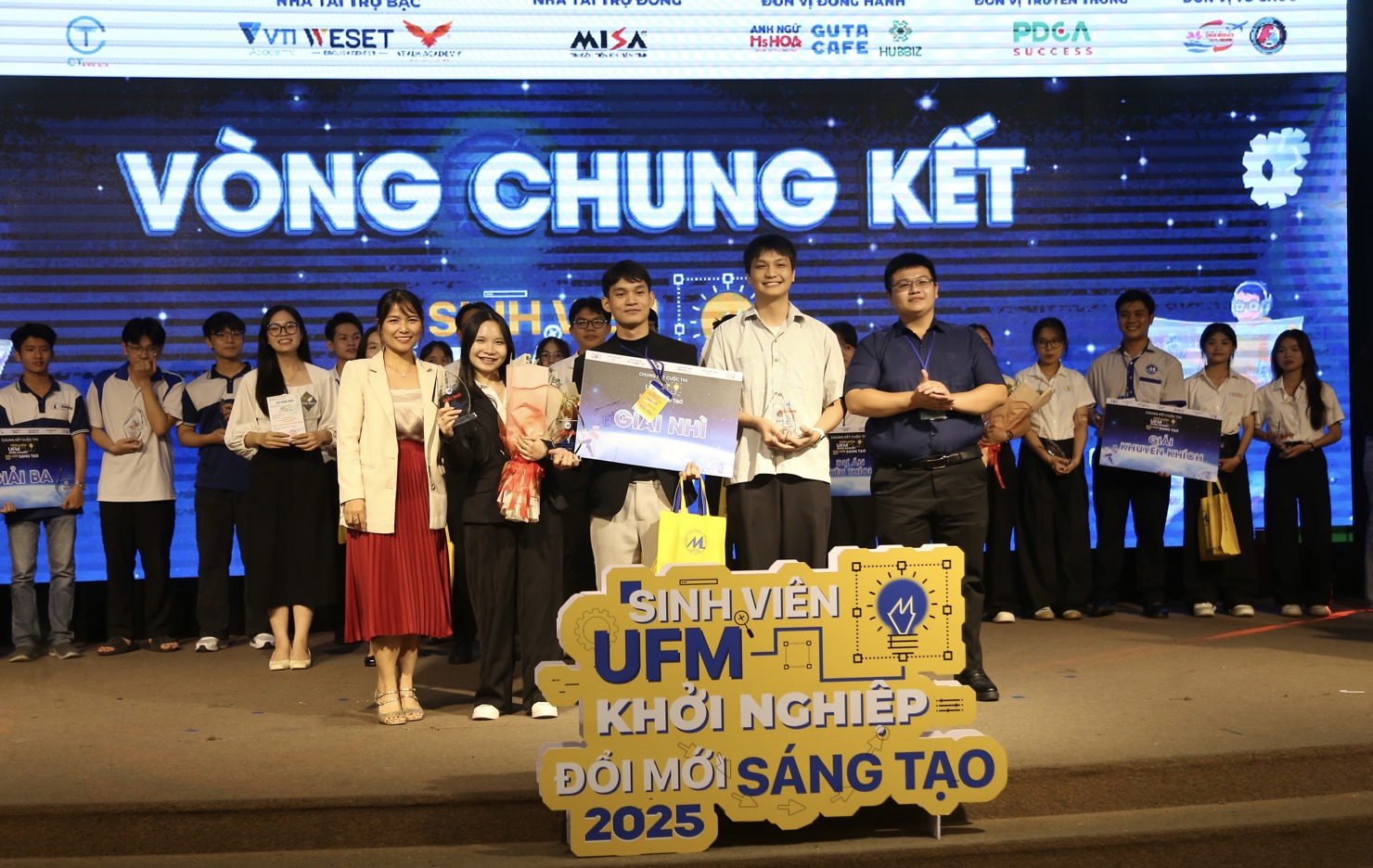 Giải Nhì thuộc về Dự án “Chợ điện tử cho thực phẩm ngắn hạn” của đội Shoda. Ảnh: Lê Văn