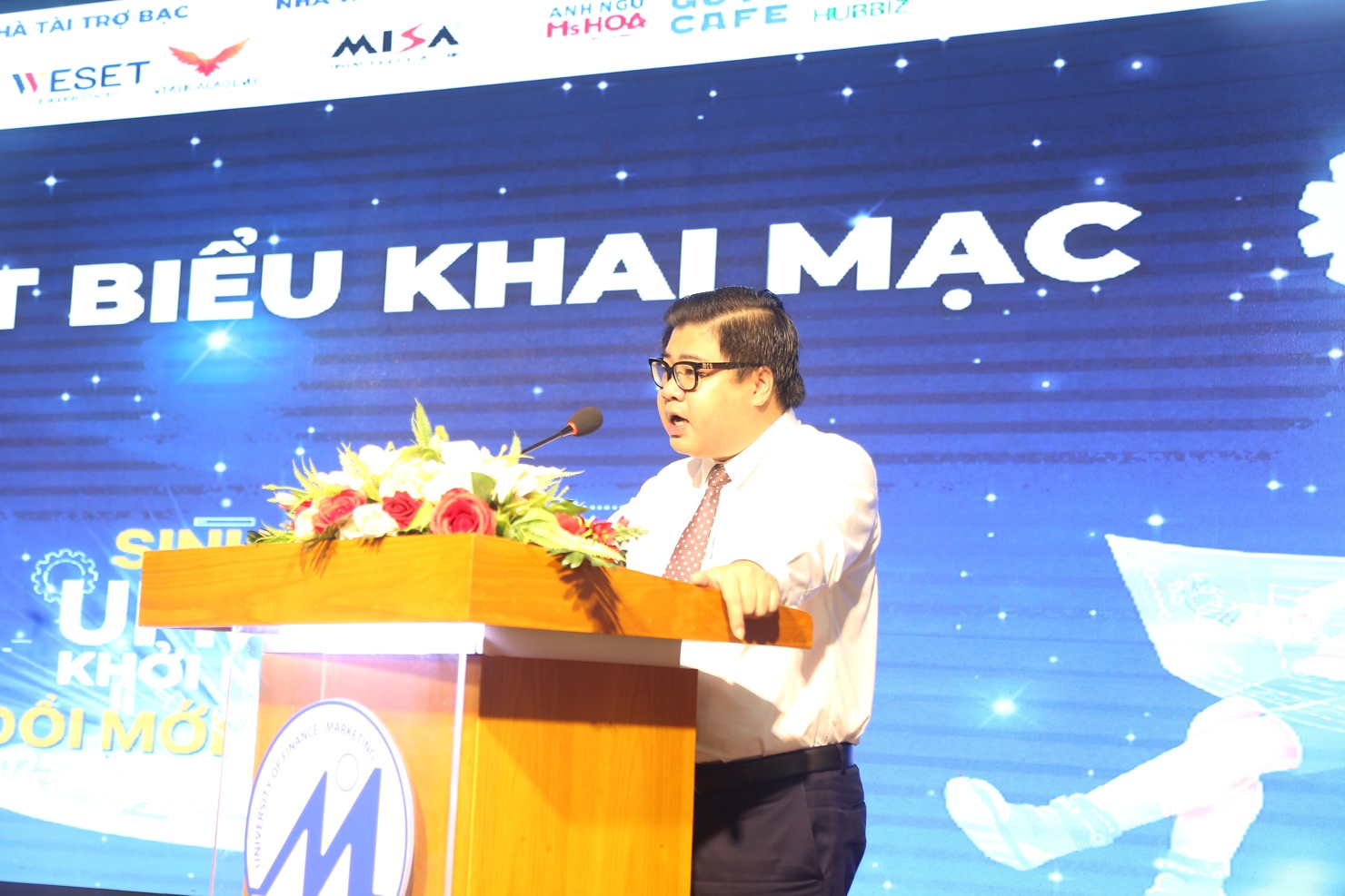 Phó hiệu trưởng Trường Đại học Tài chính – Marketing TS. Cao Tấn Huy cam kết nhà trường sẽ đồng hành cùng các ý tưởng khởi nghiệp. Ảnh: Lê Văn