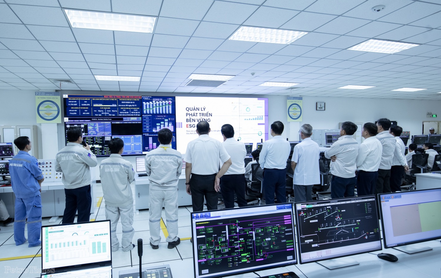 Lãnh đạo Petrovietnam nghe giới thiệu về quy trình vận hành nhà máy thông minh - Nhà máy Đạm Cà Mau.