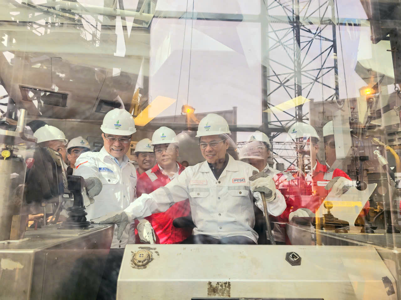 Phó Thủ tướng Chính phủ Bùi Thanh Sơn nghe Chủ tịch HĐTV Petrovietnam Lê Mạnh Hùng giới thiệu về hoạt động của giàn khoan PV DRILLING VIII.
