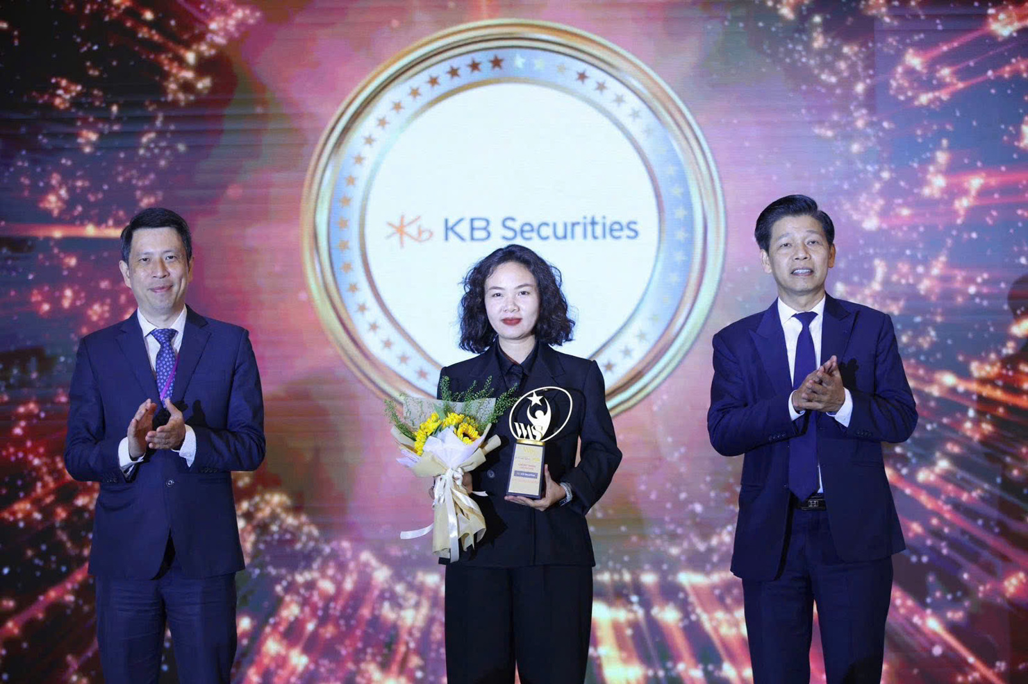 Bà Nguyễn Thị Nguyệt Minh - Giám đốc khối Marketing kiêm Trưởng phòng kinh doanh nền tảng KBSV vinh dự nhận giải thưởng 