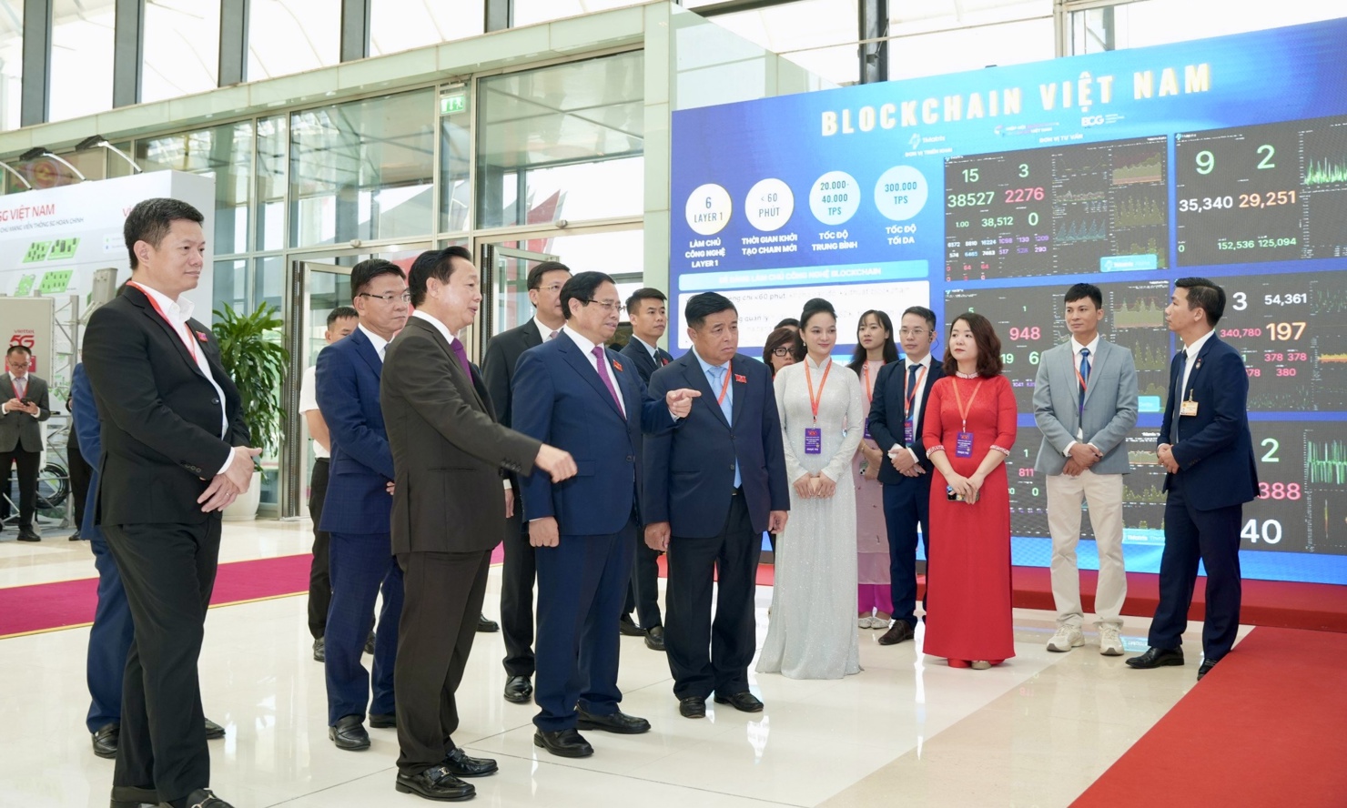 Thủ tướng Phạm Minh Chính và các quan chức Chính phủ thăm khu trưng bày Mạng Dịch vụ Đa chuỗi Blockchain Việt Nam (VBSN).   