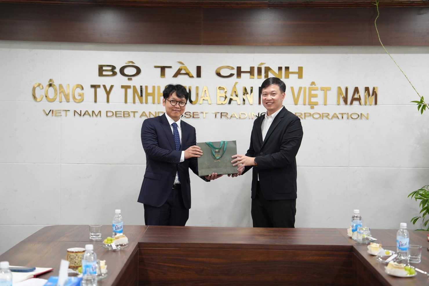 Ông Nguyễn Duy Thịnh - Chủ tịch Hội đồng thành viên DATC (phải) và ông Enkhtur Minjuur - Tổng Giám đốc MAMCO.