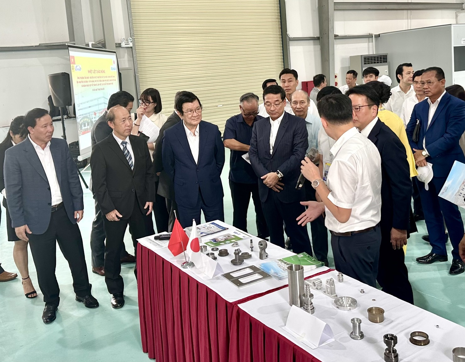 Các đại biểu nghe giới thiệu về sản phẩm công nghiệp hỗ trợ.