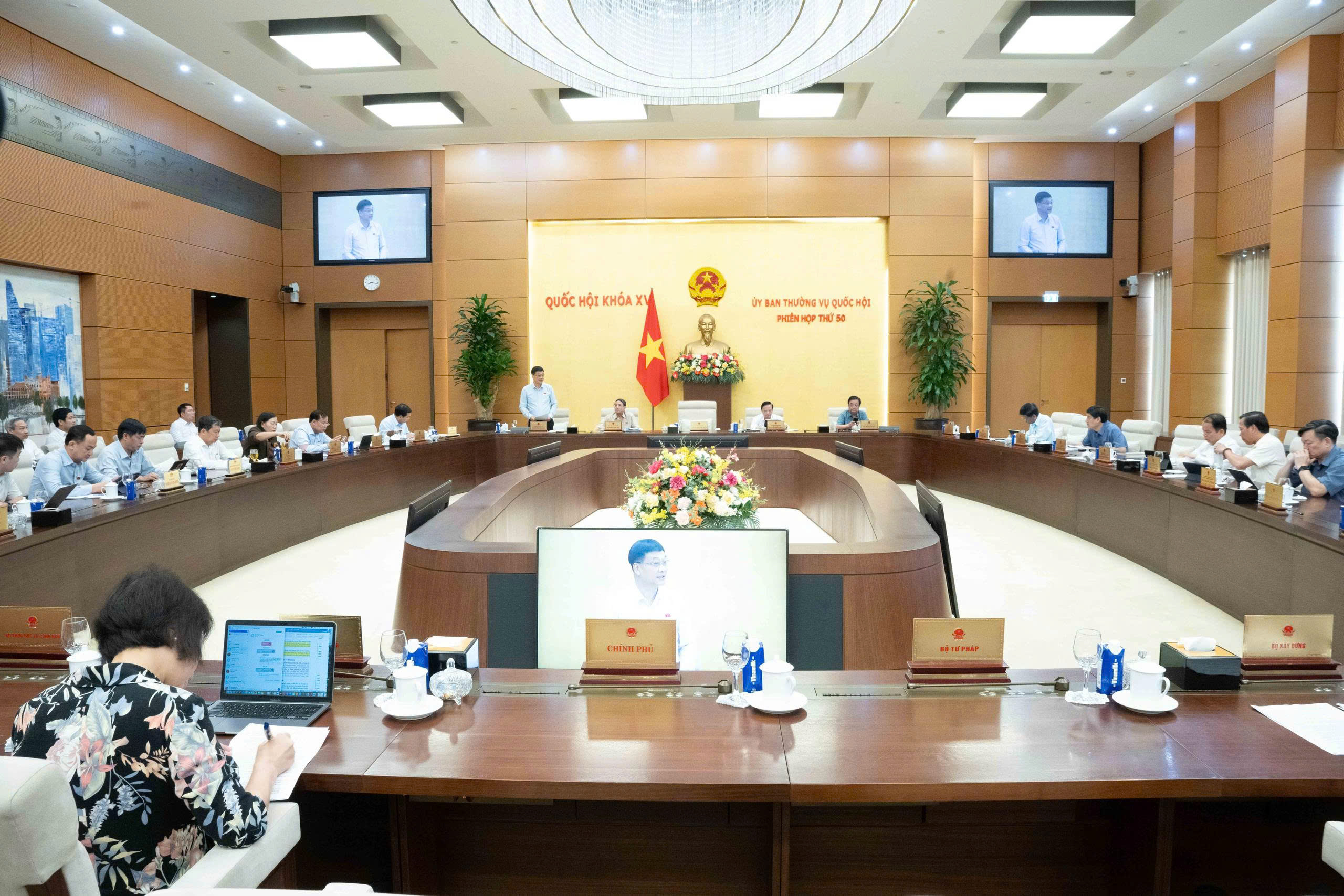 Sửa Luật Đầu tư: Cắt giảm ngành nghề có điều kiện, chuyển mạnh từ “tiền kiểm” sang “hậu kiểm”