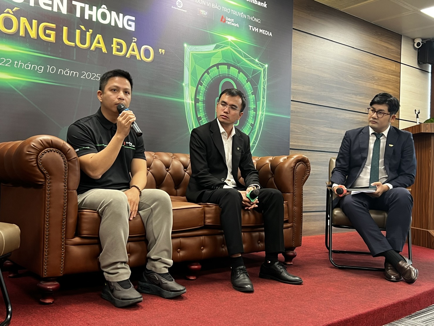 Chuyên gia an ninh mạng Ngô Minh Hiếu - Hiếu PC chia sẻ tại buổi lễ. Ảnh: Thanh Sơn