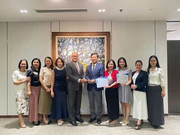 Ông Vũ Quang Đông - Phó Giám đốc Khối phụ trách điều hành Khối vốn & Thị trường của Vietcombank (đứng thứ 5 từ phải sang) nhận giải thưởng từ đại diện Ngân hàng J.P. Morgan Chase