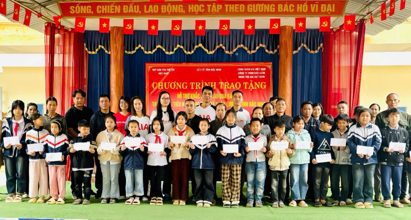 AIA Việt Nam hỗ trợ học sinh bị ảnh hưởng lũ lụt tại Bắc Ninh