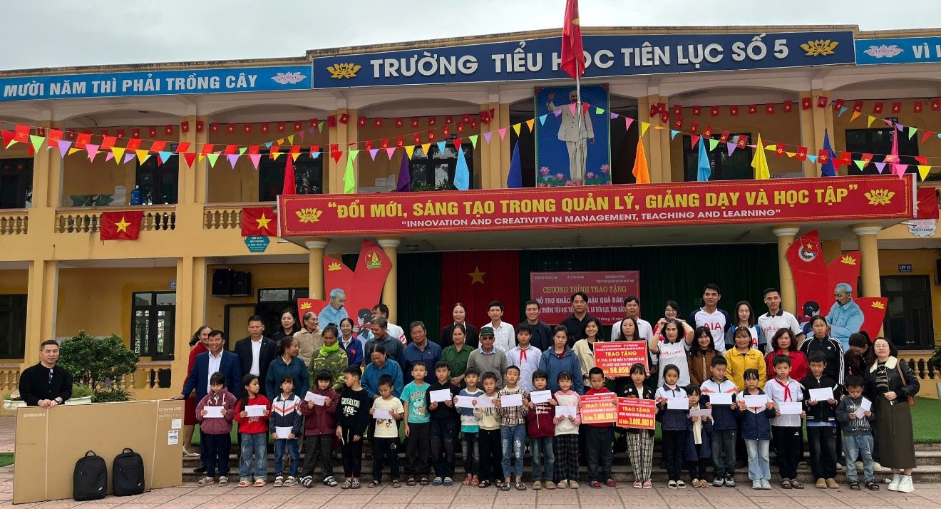 Trao tặng thiết bị học tập và các suất hỗ trợ tài chính cho thầy trò trường tiểu học Tiên Lục 5.  