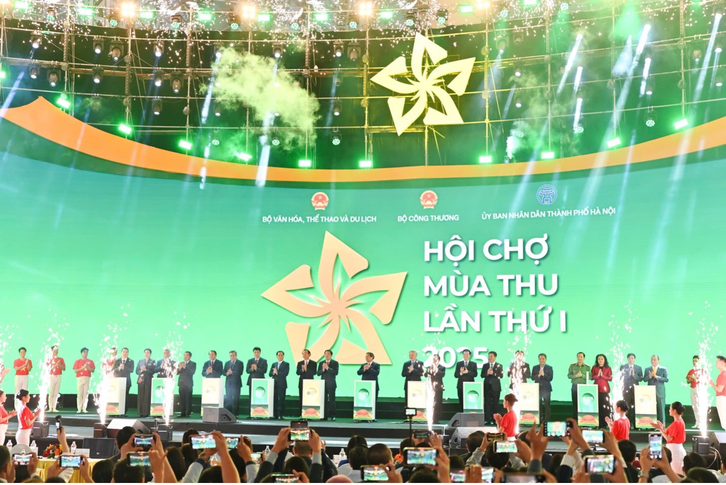 Thủ tướng Phạm Minh Chính cùng lãnh đạo Đảng, Nhà nước, Chính phủ, các Bộ ngành, địa phương, doanh nghiệp thực hiện nghi thức khai mạc Hội chợ Mùa Thu lần thứ nhất - 2025