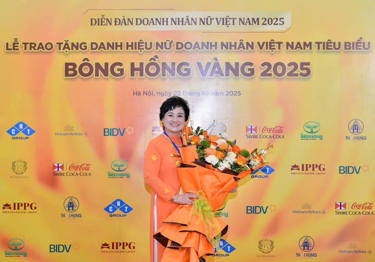 Nghệ nhân Ngô Thị Tính tại lễ trao tặng danh hiệu nữ doanh nhân Việt Nam tiêu biểu Bông Hồng Vàng 