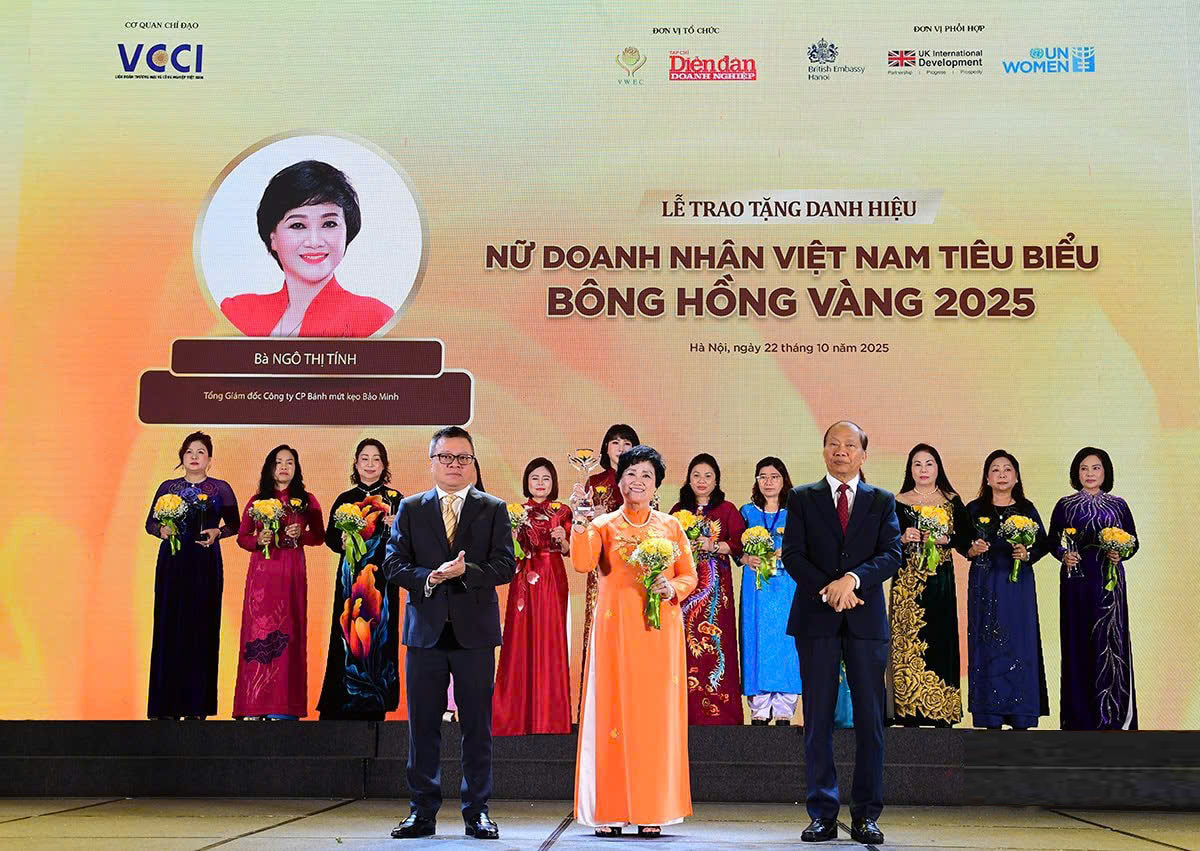 Ủy viên Trung ương Đảng, Phó Trưởng Ban Tuyên giáo và Dân vận Trung ương Lê Quốc Minh và Phó Chủ tịch VCCI Hoàng Quang Phòng trao tặng danh hiệu Bông Hồng Vàng cho nữ doanh nhân Ngô Thị Tính - Tổng Giám đốc Công ty CP Bánh mứt kẹo Bảo Minh