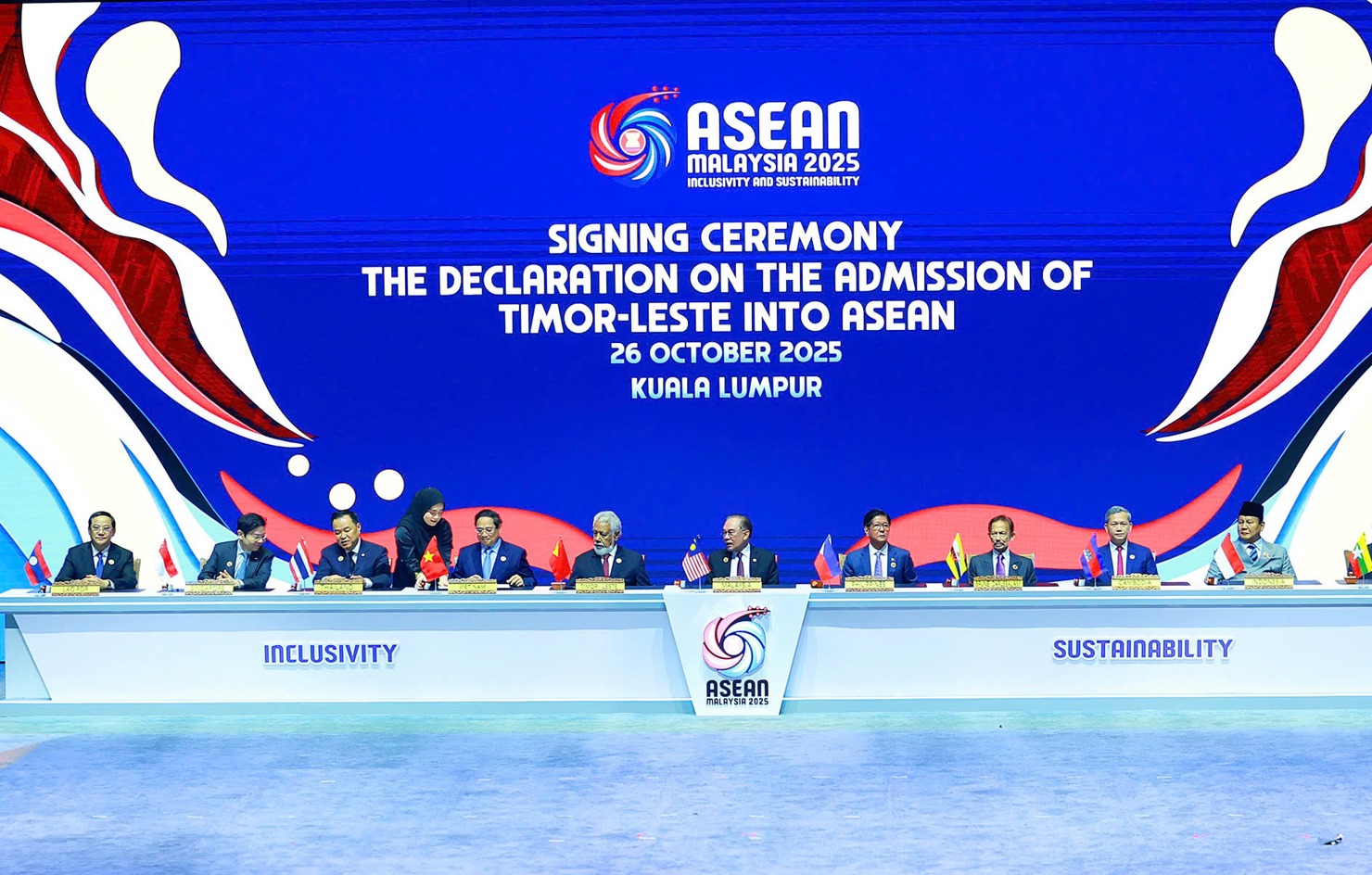Thủ tướng Phạm Minh Chính ký Tuyên bố kết nạp Timor Leste vào ASEAN- Ảnh: VGP/Nhật Bắc.
