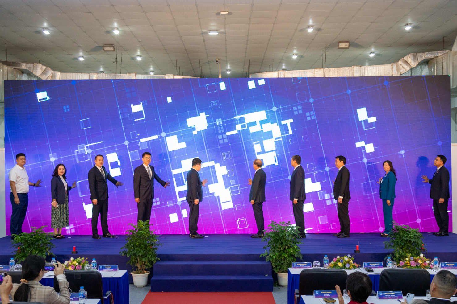 Các đại biểu thực hiện nghi thức khai mạc.