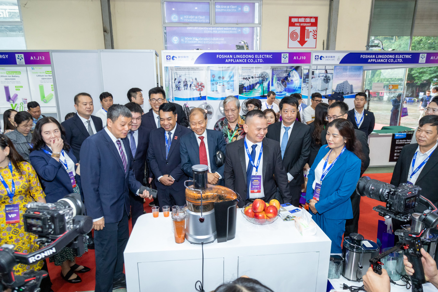 Các đại biểu tham quan triển lãm.