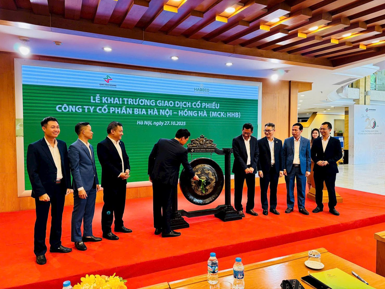Lãnh đạo CTCP Bia Hà Nội- Hồng Hà thực hiện nghi thức đánh cồng.