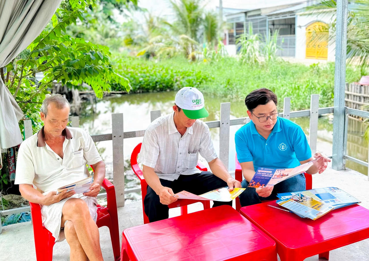 Cán bộ BHXH đi tuyên truyền, vận động người dân tham gia BHXH, BHYT.