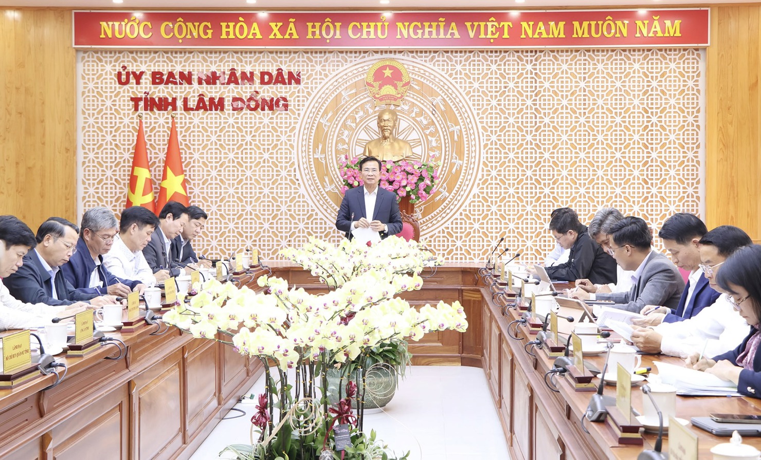  Chủ tịch UBND tỉnh Lâm Đồng Hồ Văn Mười chỉ đạo tại cuộc họp. Ảnh: Cổng Thông tin điện tử Lâm Đồng