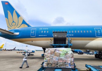 Vietnam Airlines vận chuyển miễn phí hàng cứu trợ tới miền Trung bị ảnh hưởng mưa lũ