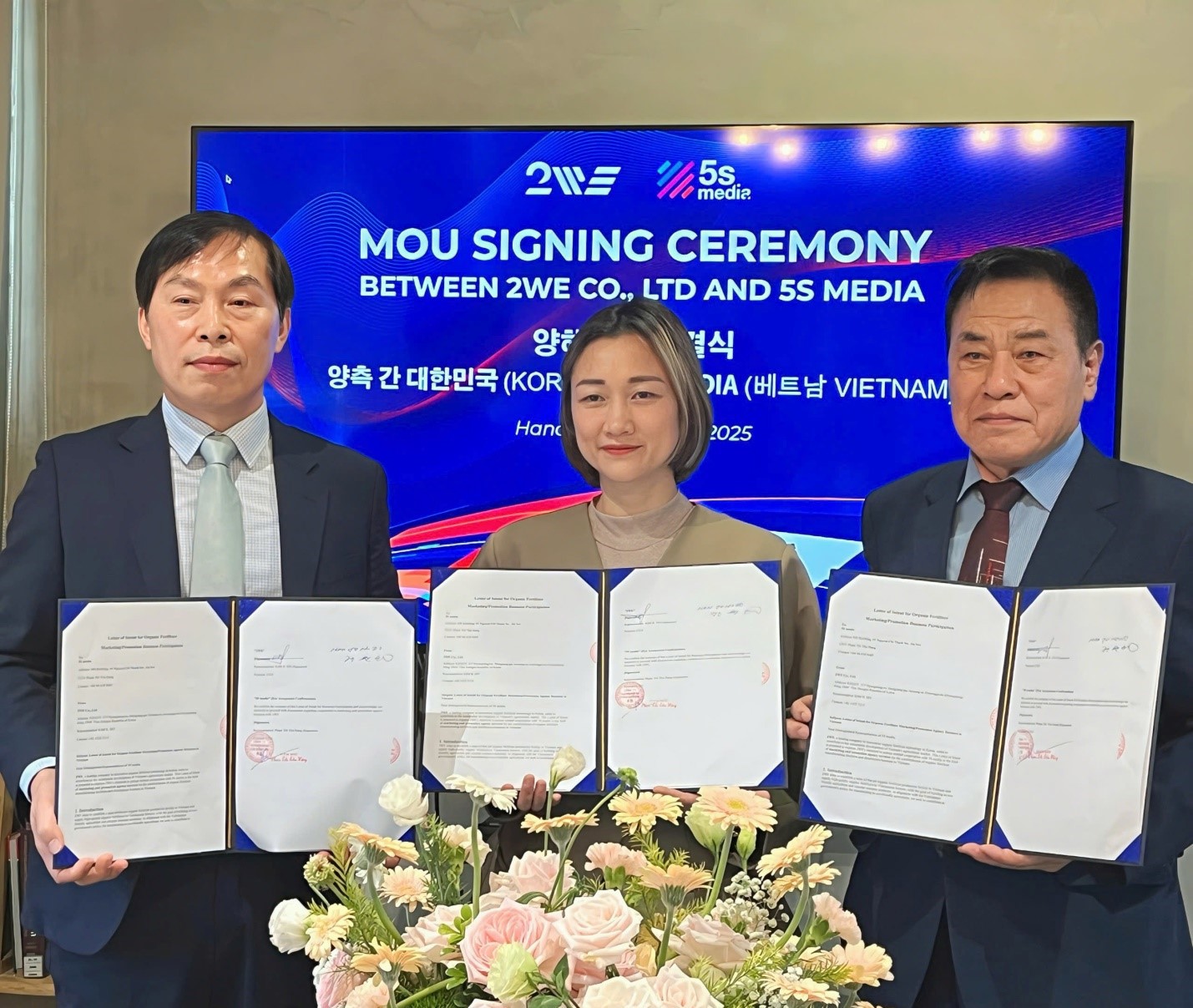 Ông Kim Il Do – CEO công ty 2 WE và bà Phạm Thu Hằng – Giám đốc Công ty Truyền thông 5SMedia ký kết biên bản hợp tác.