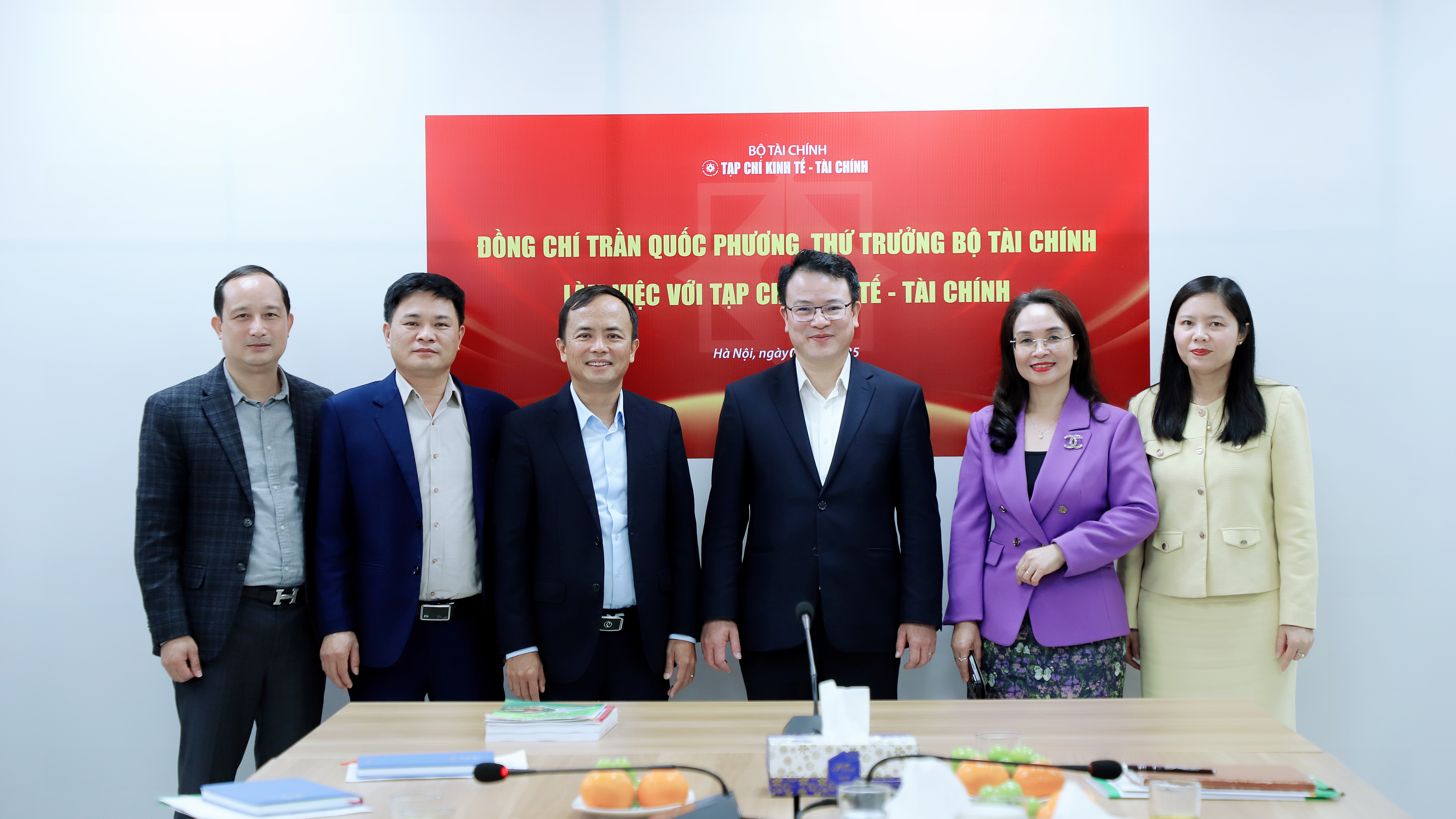 Chùm ảnh: Thứ trưởng Bộ Tài chính Trần Quốc Phương thăm và làm việc với Tạp chí Kinh tế - Tài chính