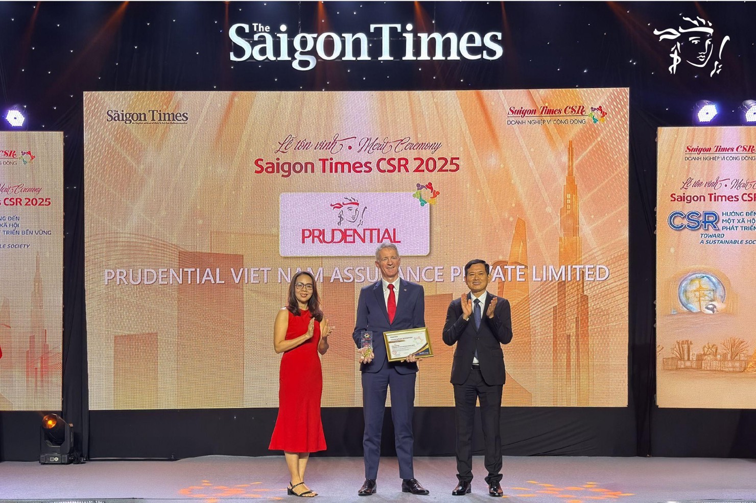 Đại diện Prudential Việt Nam nhận giải thưởng tại sự kiện.