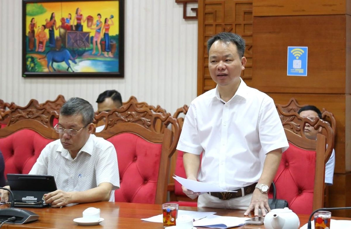 Trưởng Thuế tỉnh Đắk Lắk Nguyễn Anh Tuấn phát biểu tại hội nghị về công tác thu ngân sách 2 tháng cuối năm. Ảnh: VP