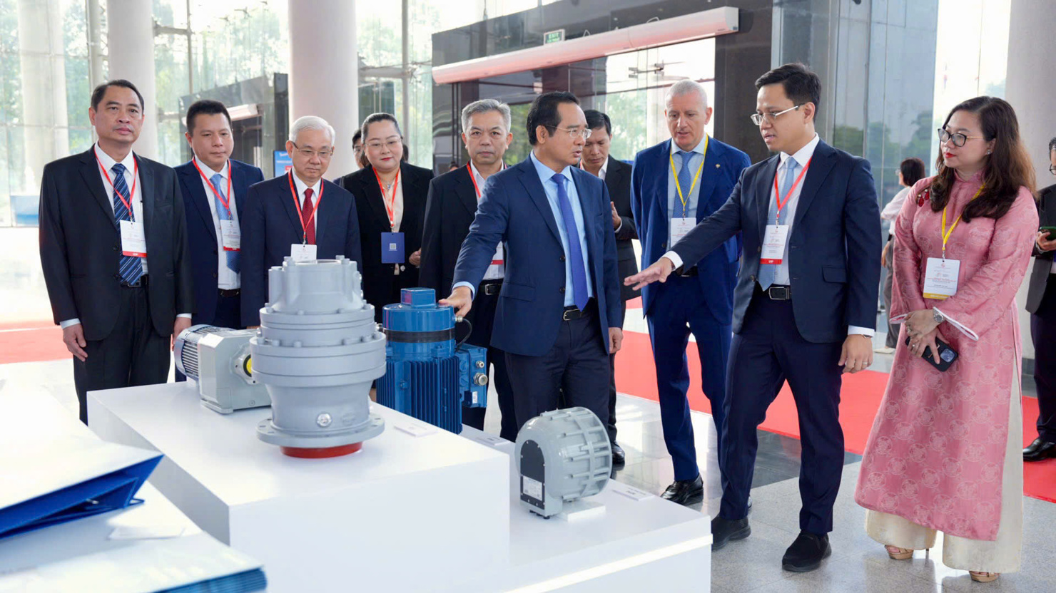 Các đại biểu tham quan gian hàng tại Diễn đàn. Ảnh: Thu Dịu
