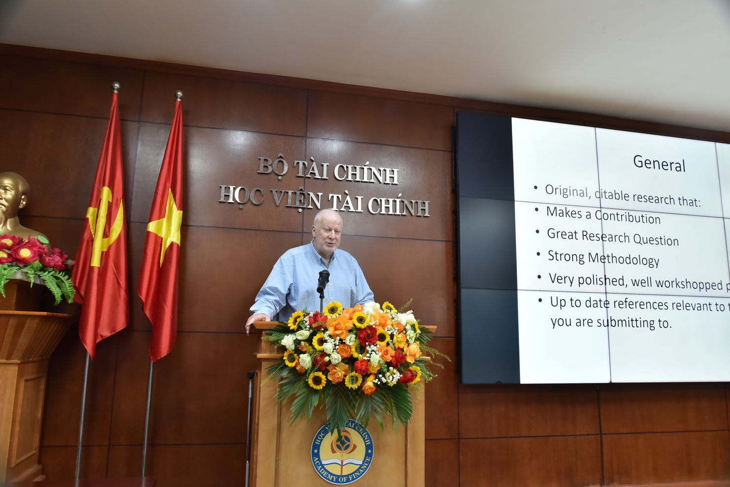 GS. Tom Smith - Đại học Macquarie (Australia) và Đồng biên tập tạp chí “Journal of Accounting Literature” trình bày tham luận tại Tọa đàm.