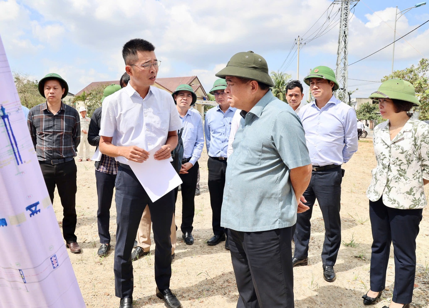 Phó Thủ tướng Nguyễn Chí Dũng kiểm tra tình hình triển khai tiến độ một số dự án tại tỉnh Quảng Trị. Ảnh: VGP.