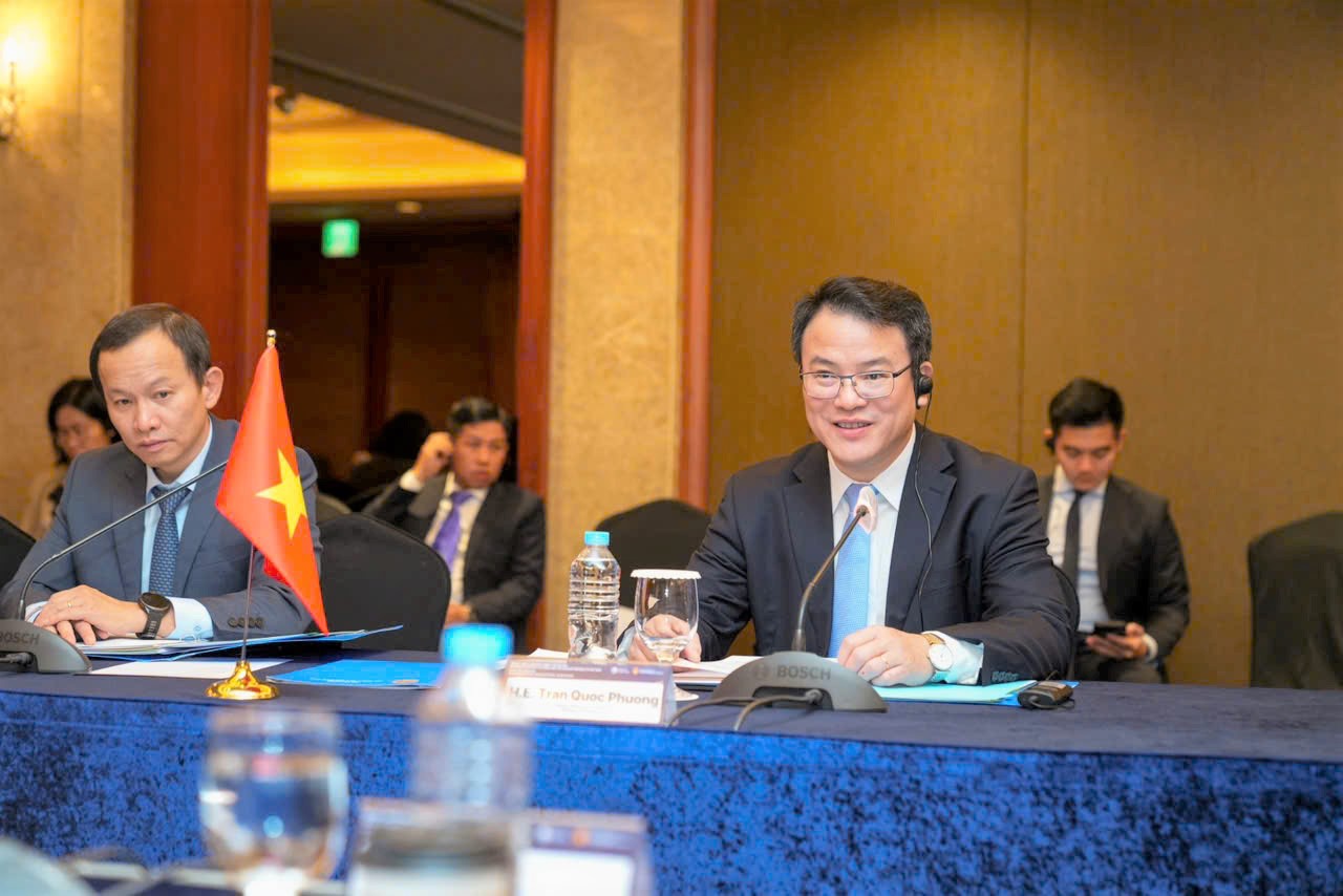 Thứ trưởng Bộ Tài chính Trần Quốc Phương phát biểu tại Kỳ họp.  