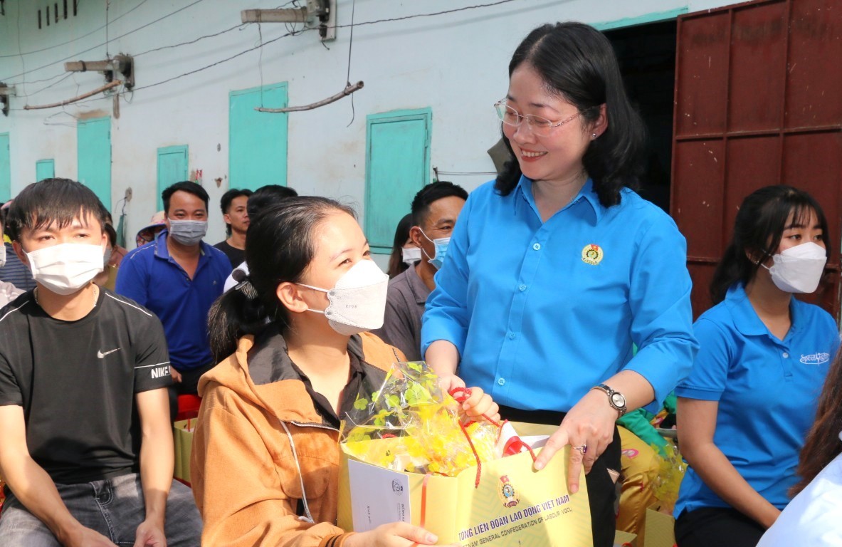 Phó chủ tịch LĐLĐ TP. Hồ Chí Minh Nguyễn Kim Loan thăm và tặng quà công nhân có hoàn cảnh khó khăn