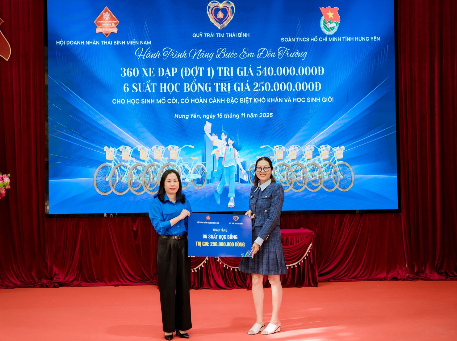 Đại diện Hội Doanh nhân Thái Bình miền Nam trao số tiền học bổng cho học sinh tới đại diện Tỉnh đoàn Hưng Yên để trao tặng các em
