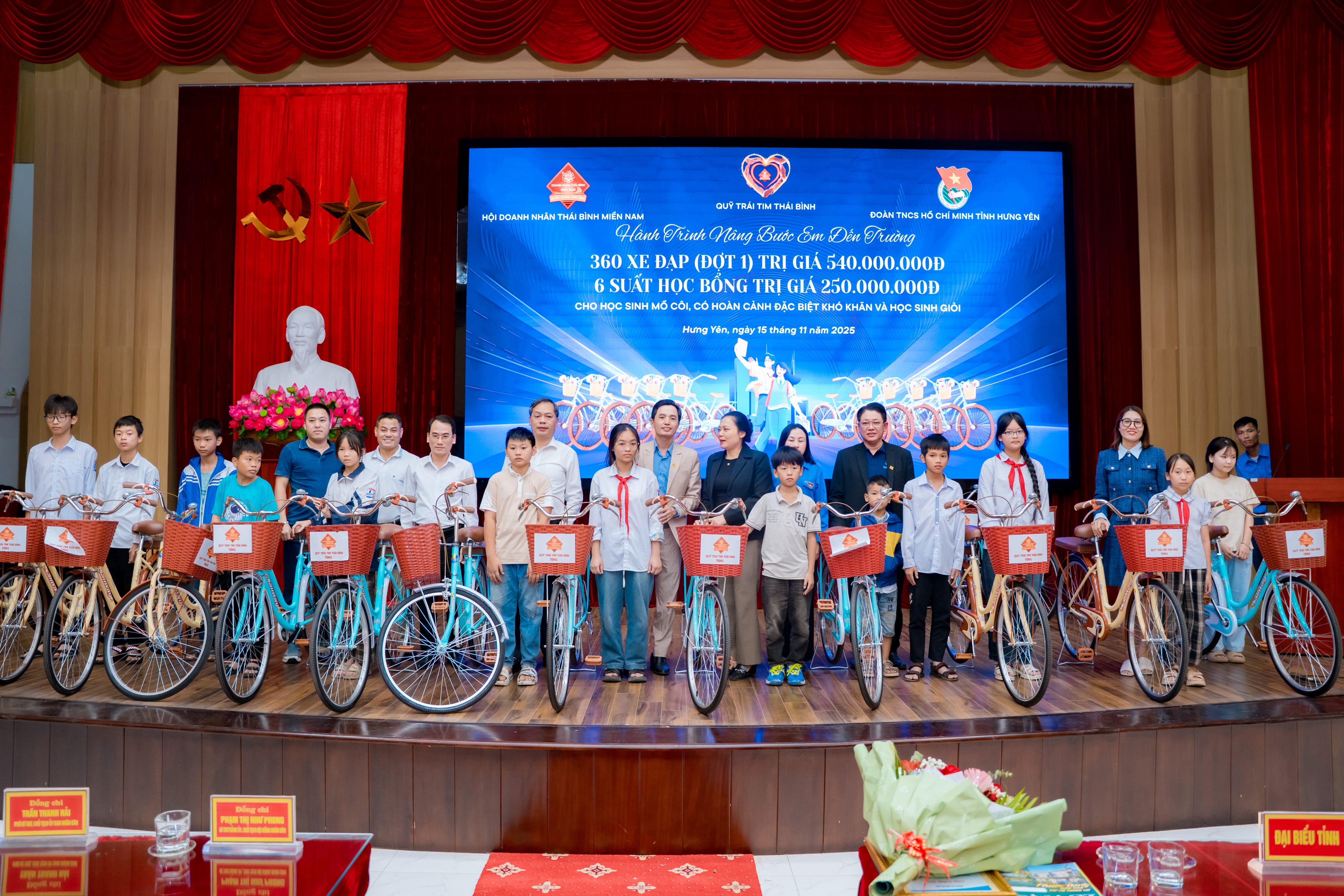 Hội Doanh nhân Thái Bình miền Nam trao tặng 500 xe đạp "Nâng bước em đến trường"