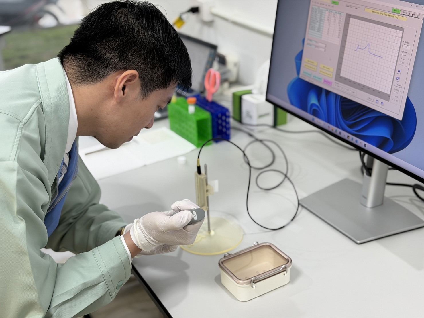 Nhiều thiết bị hiện đại được các doanh nghiệp, tổ chức quốc tế tài trợ cho các trường đại học. Trong ảnh: Trung tâm Nghiên cứu – Phát triển – Đào tạo về khoa học - công nghệ phân tích (Analytical R&E Center) 
