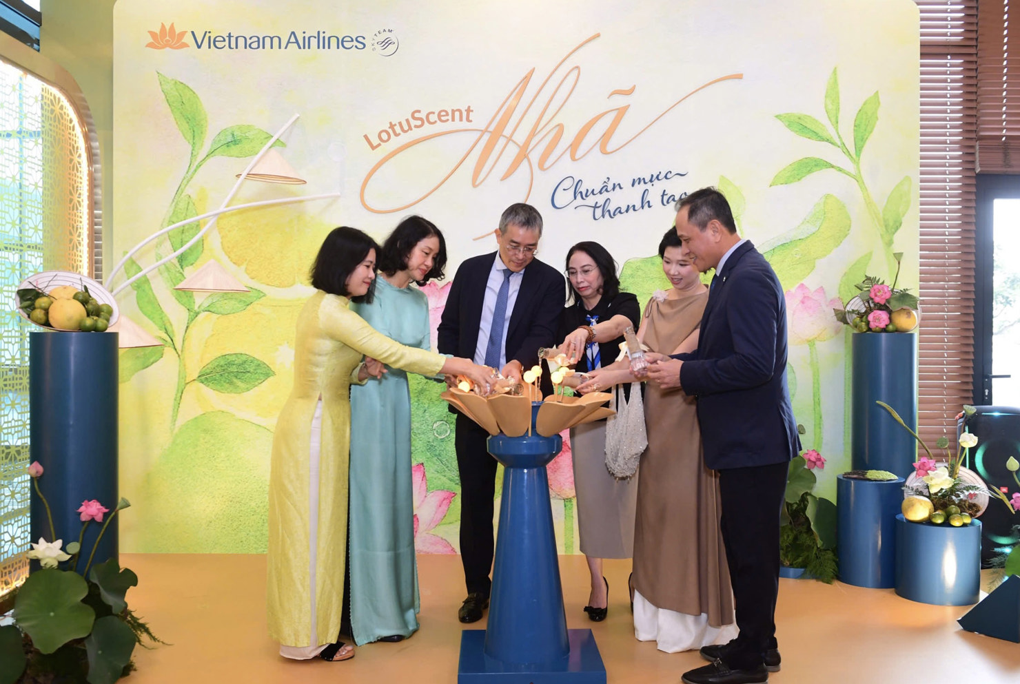 Các đại biểu thực hiện nghi thức công bố ra mắt mùi hương thương hiệu 