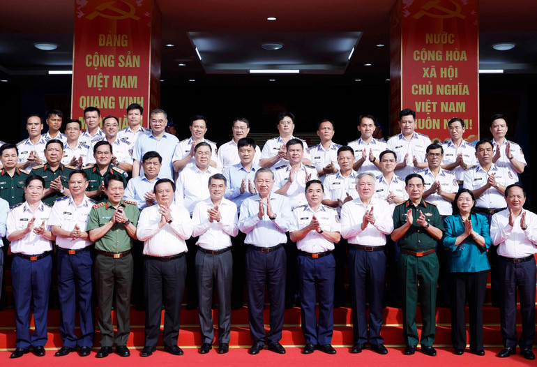 Tổng Bí thư Tô Lâm với các đại biểu Bộ Tư lệnh Vùng Cảnh sát biển 4. (Ảnh: Thống Nhất/TTXVN).  