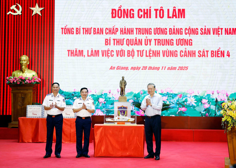 Tổng Bí thư Tô Lâm tặng bức tượng Chủ tịch Hồ Chí Minh cho Bộ Tư lệnh Vùng Cảnh sát biển 4. (Ảnh: Thống Nhất/TTXVN).  