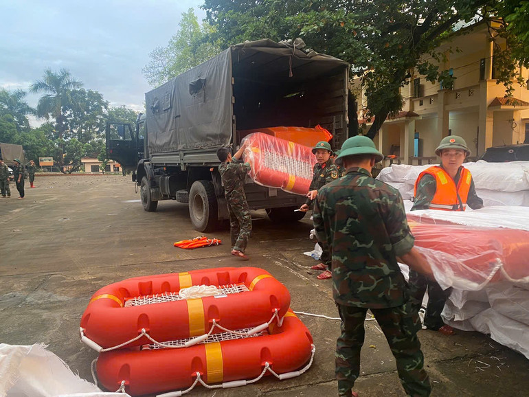 Phao, áo cứu sinh được các Chi cục dự trữ khu vực giao đến các địa phương. Ảnh: VGP