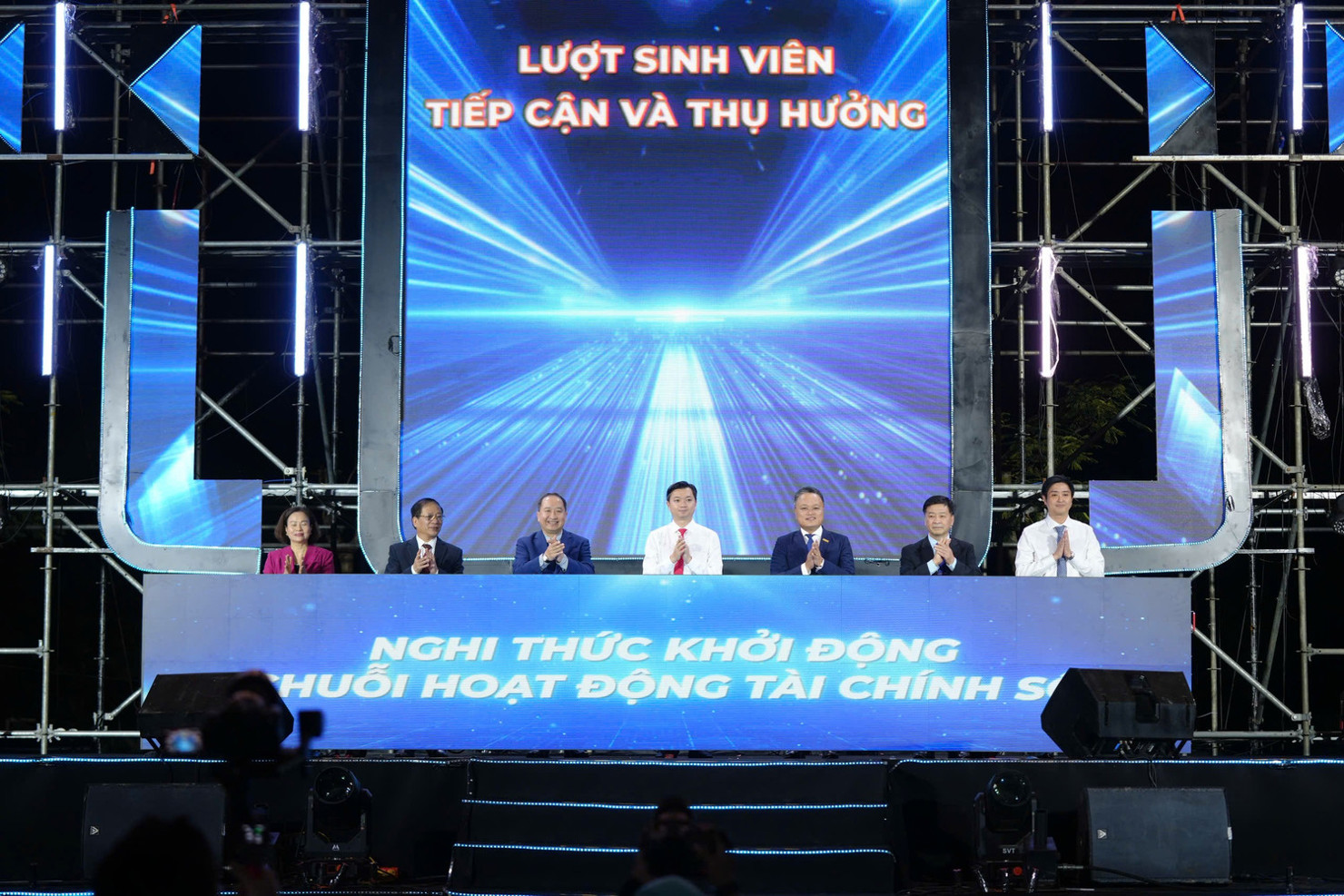 Các đại biểu thực hiện nghi thức khởi động chuỗi hoạt động tài chính số.