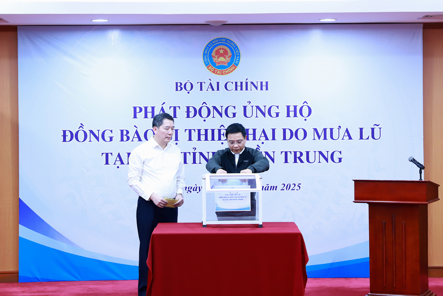 Bộ trưởng Bộ Tài chính Nguyễn Văn Thắng tham gia ủng hộ tại buổi lễ.