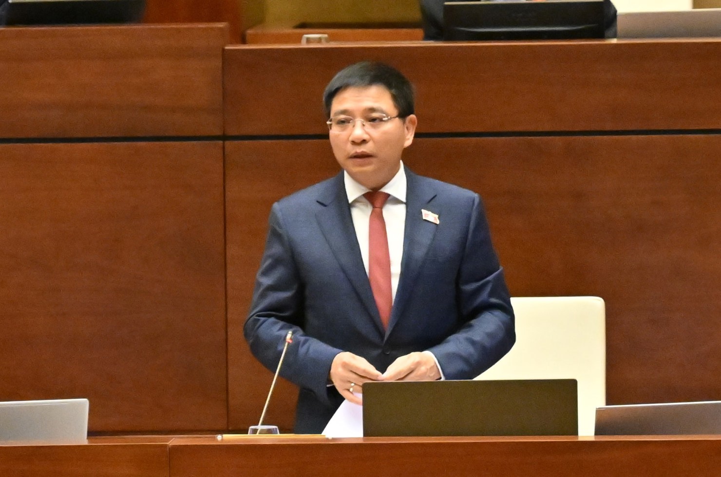 Bộ trưởng Bộ Tài chính Nguyễn Văn Thắng làm rõ các nội dung đại biểu Quốc hội nêu.