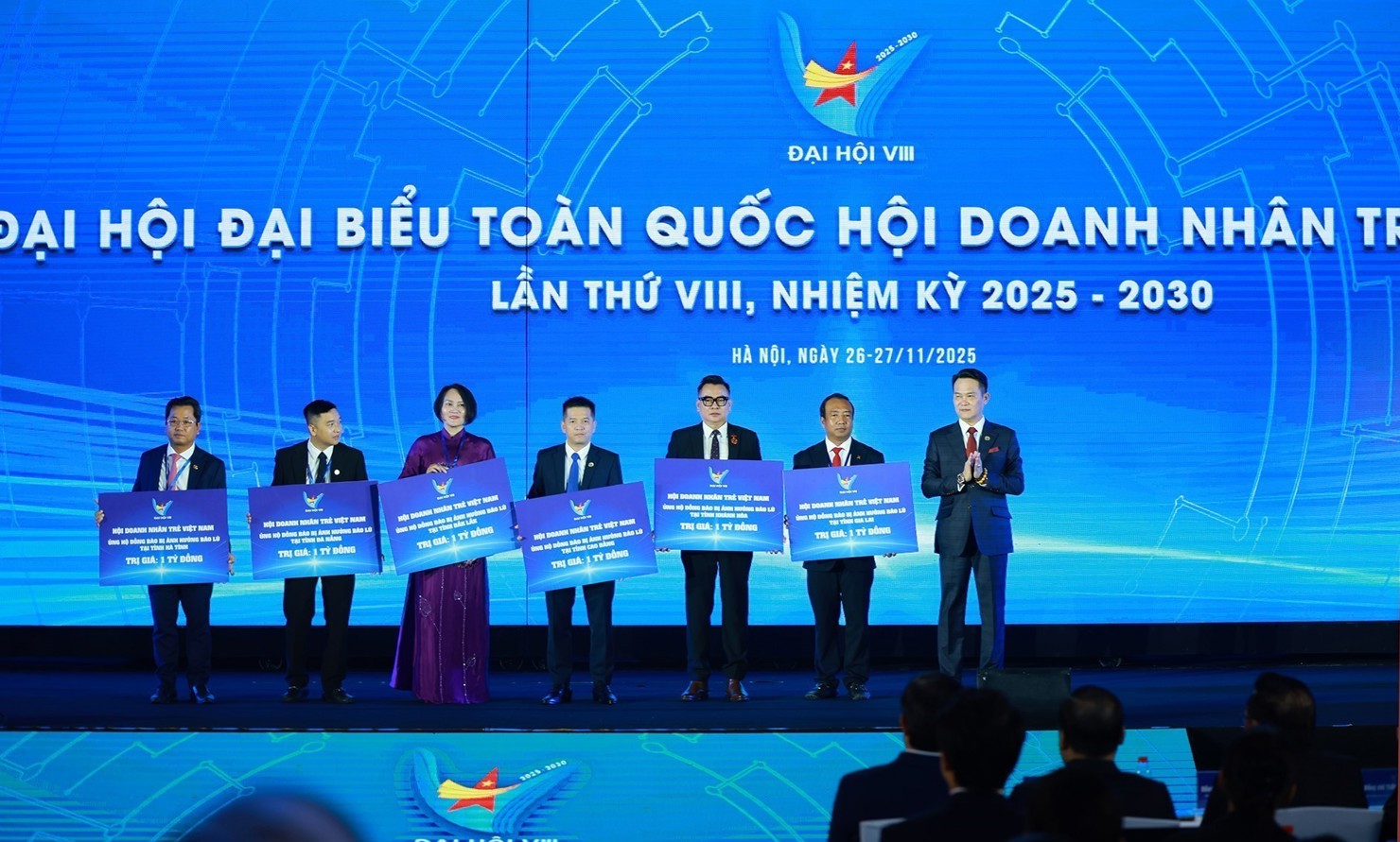 Hội Doanh nhân trẻ Việt Nam công bố và trao hỗ trợ khẩn cấp 6 tỷ đồng cho 6 tỉnh thành bị ảnh hưởng nặng nề bởi lũ lụt.
