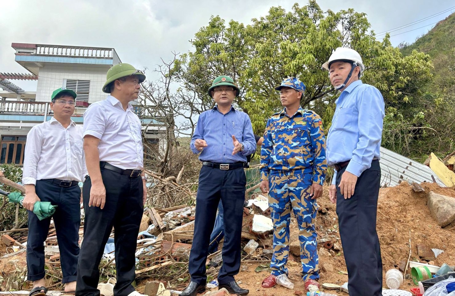 Phó chủ tịch UBND tỉnh Gia Lai Nguyễn Tự Công Hoàng (đứng giữa) kiểm tra một điểm sạt lở. Ảnh: VP
